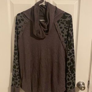 Cowl neck sweatshirt with leopard print and buttons on the sides of shoulders